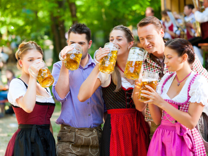 Nach dem Oktoberfest ist vor dem Oktoberfest: Tipps für Dirndl- und Lederhosenpflege