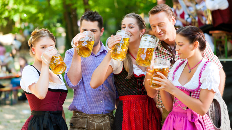 Nach dem Oktoberfest ist vor dem Oktoberfest: Tipps für Dirndl- und Lederhosenpflege