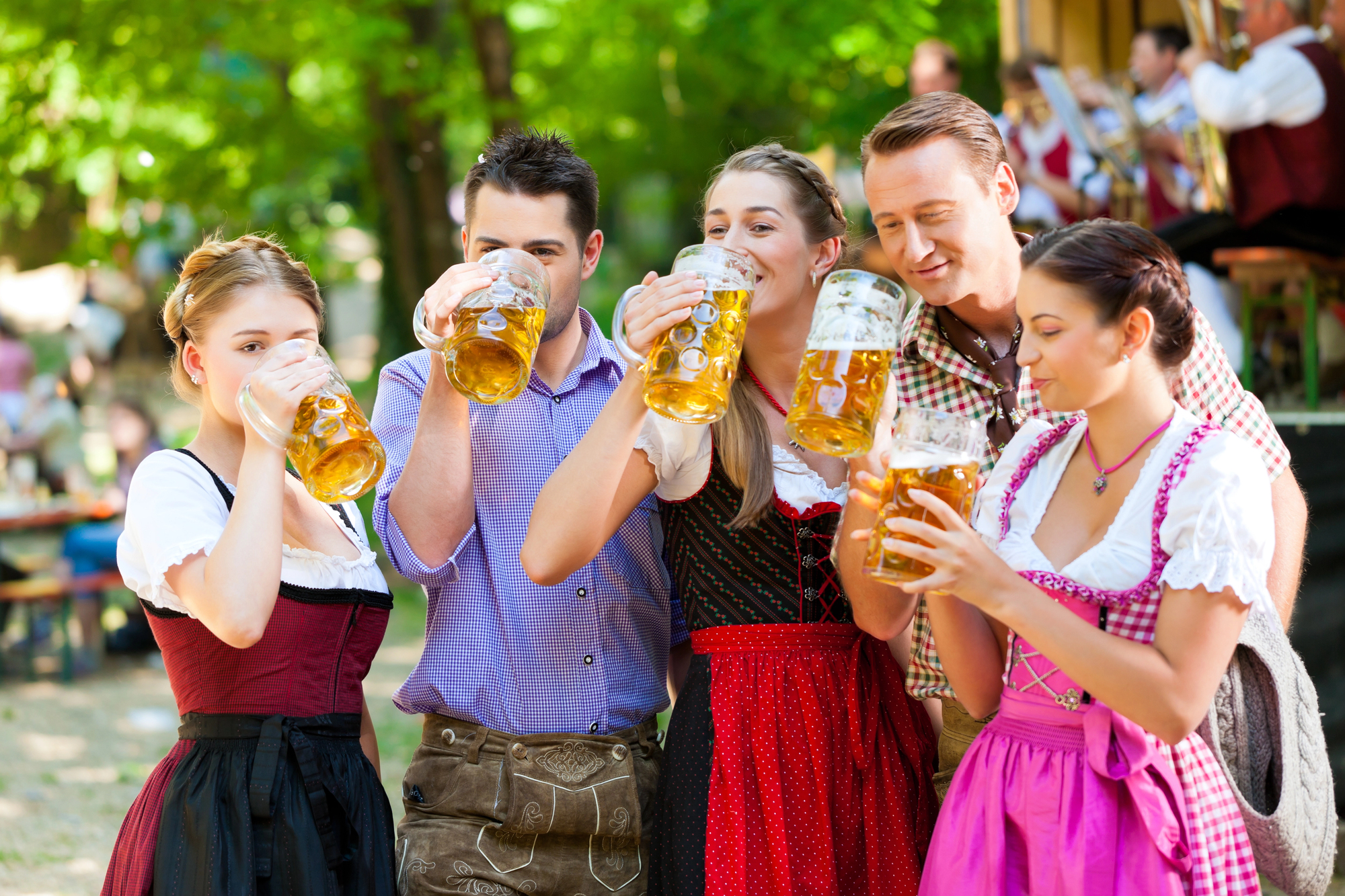 Nach dem Oktoberfest ist vor dem Oktoberfest: Tipps für Dirndl- und Lederhosenpflege