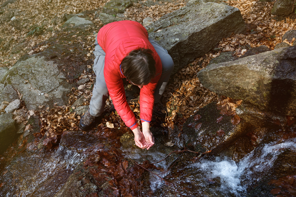 Waldbaden, Quelle, Achtsamkeit, Wald, junge Frau